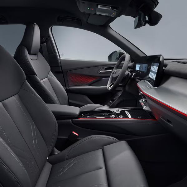 Predný interiér Q3 SUV s červeným ambientným osvetlení s čiernymi sedadlami a panoramatickým displejom.