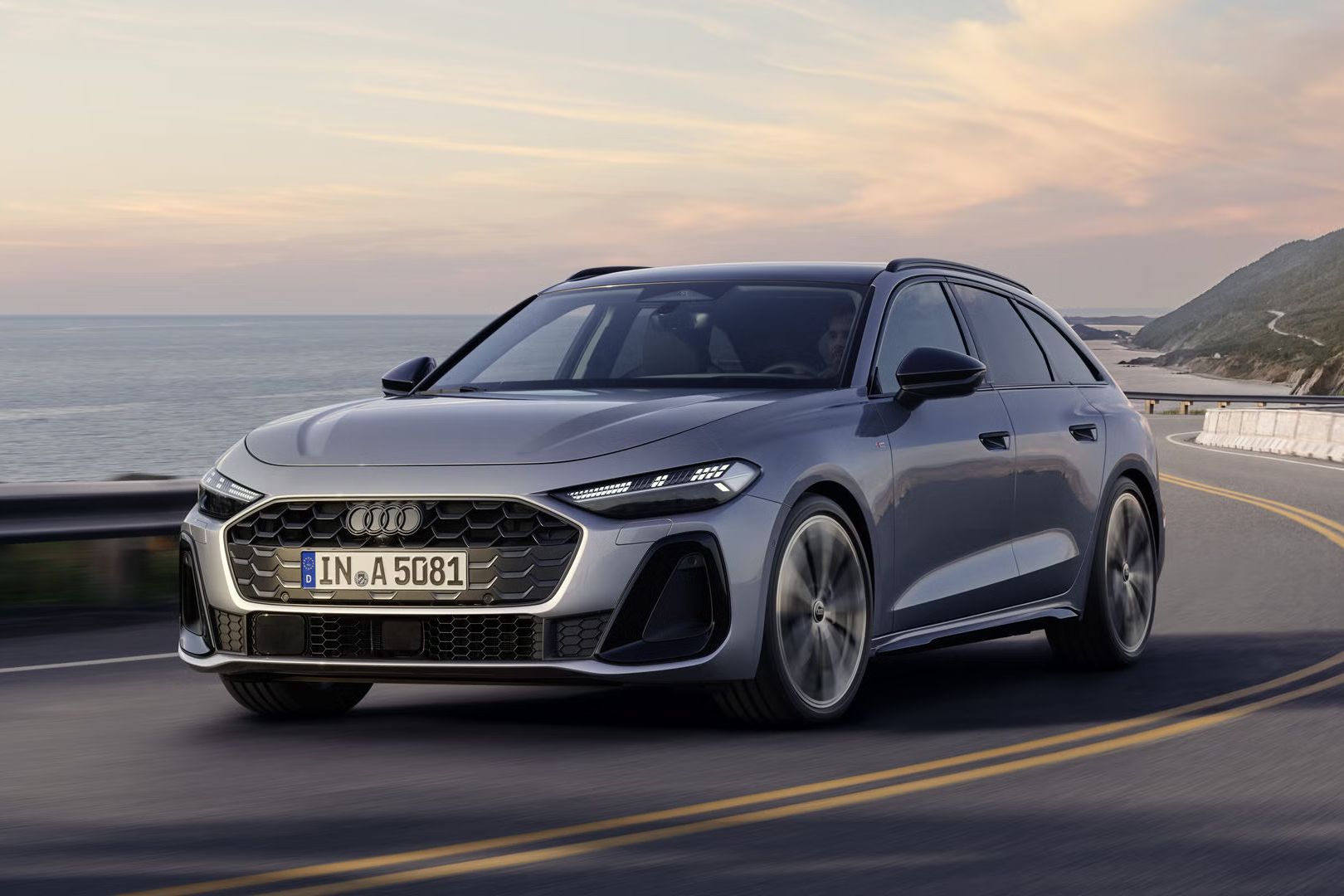 Seitliche Frontansicht eines grauen Audi A5 Avant