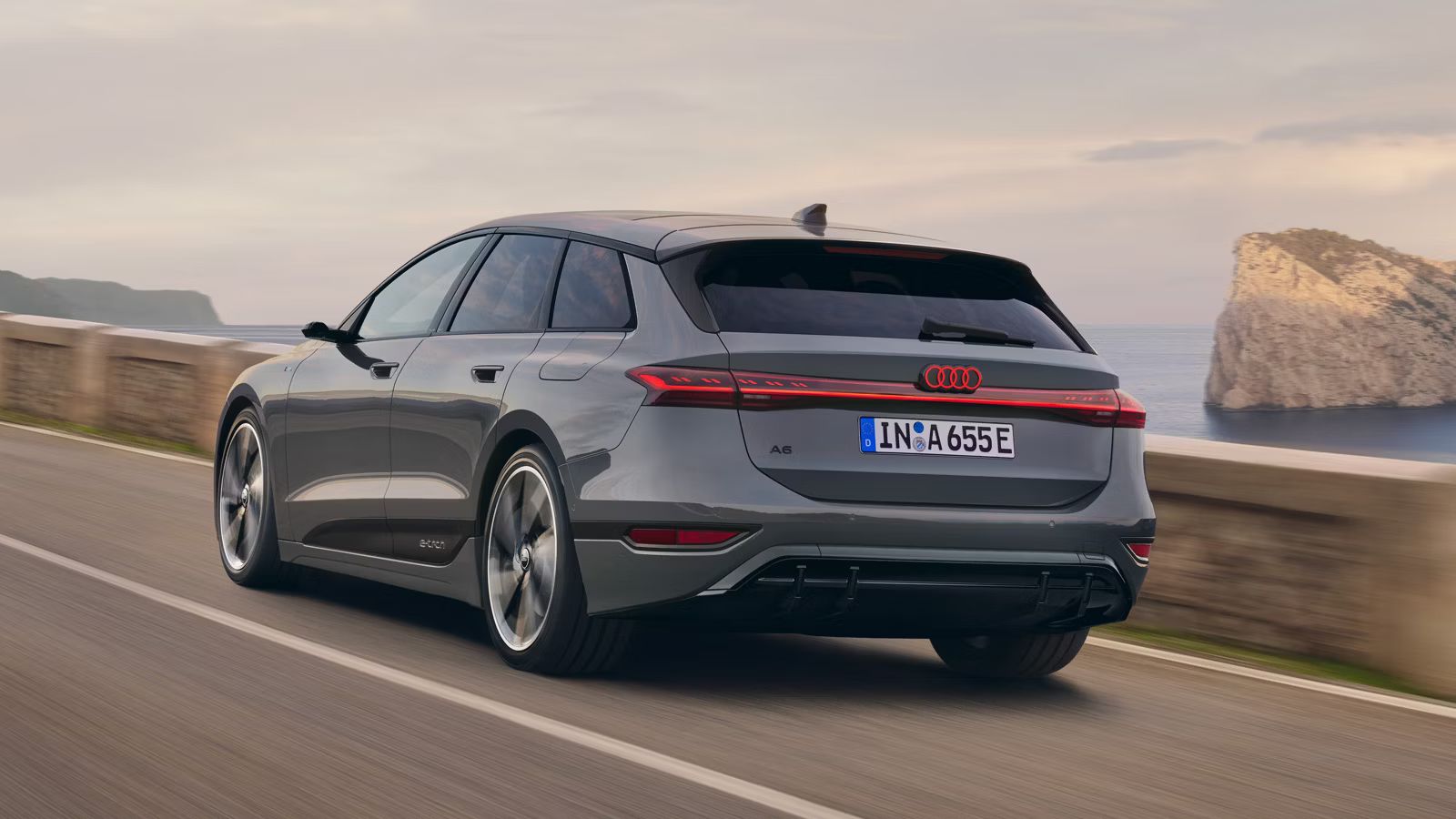 Dynamický pohľad na zadnú časť vozidla Audi A6 Avant e-tron