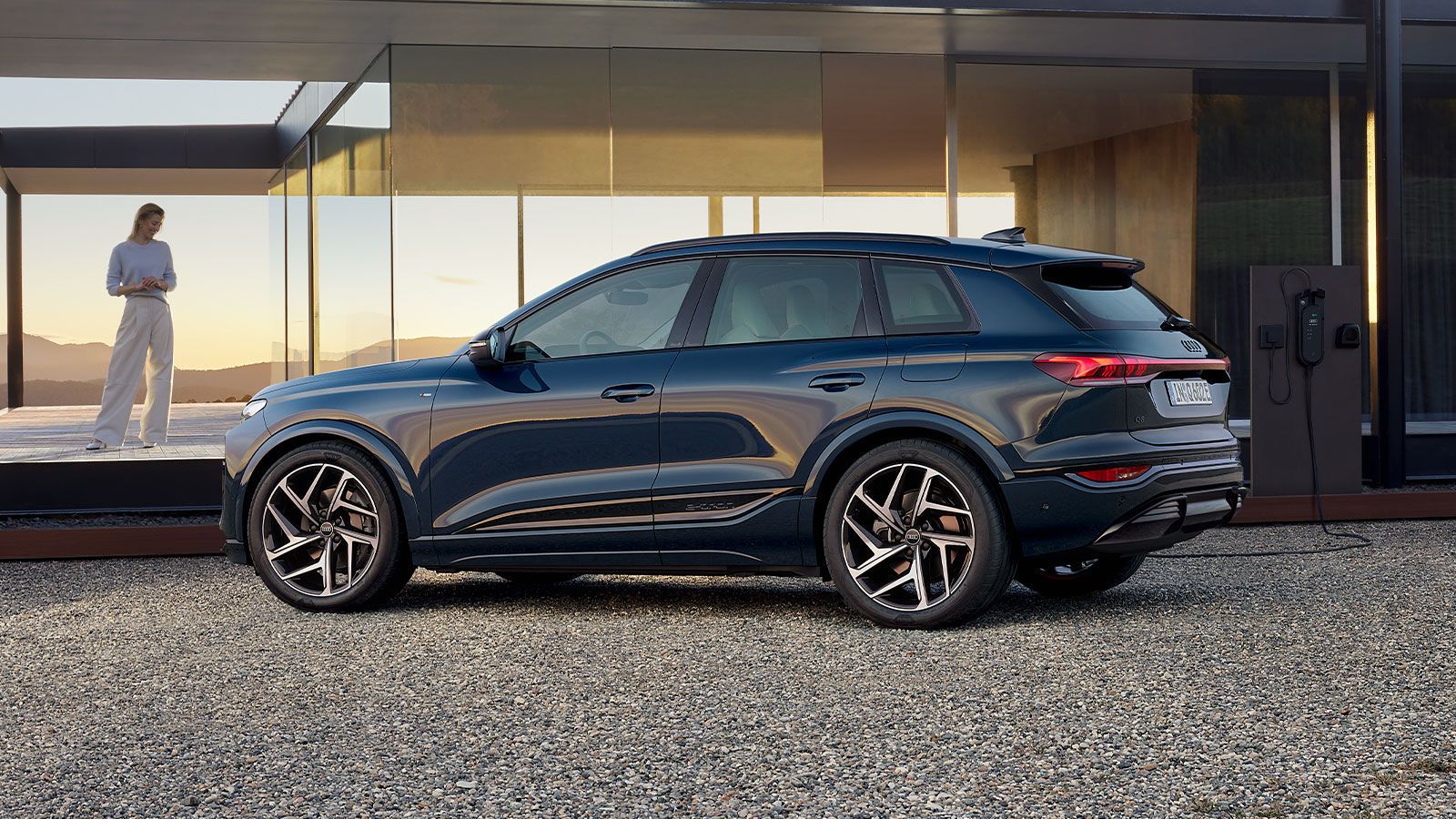 Seitenansicht eines Audi Q6 SUV e-tron