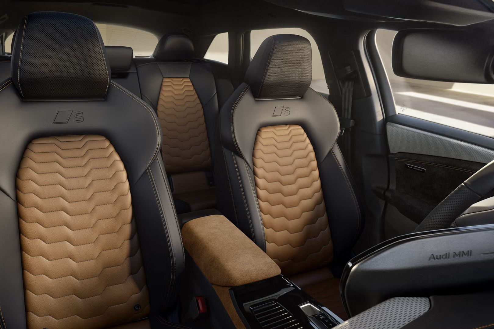 Interiér A6 Avant e-tron vpredu. Sedadlá sú vyhotovené v dizajnovom balíku Audi Exclusive v čiernej/koňakovo hnedej farbe. 