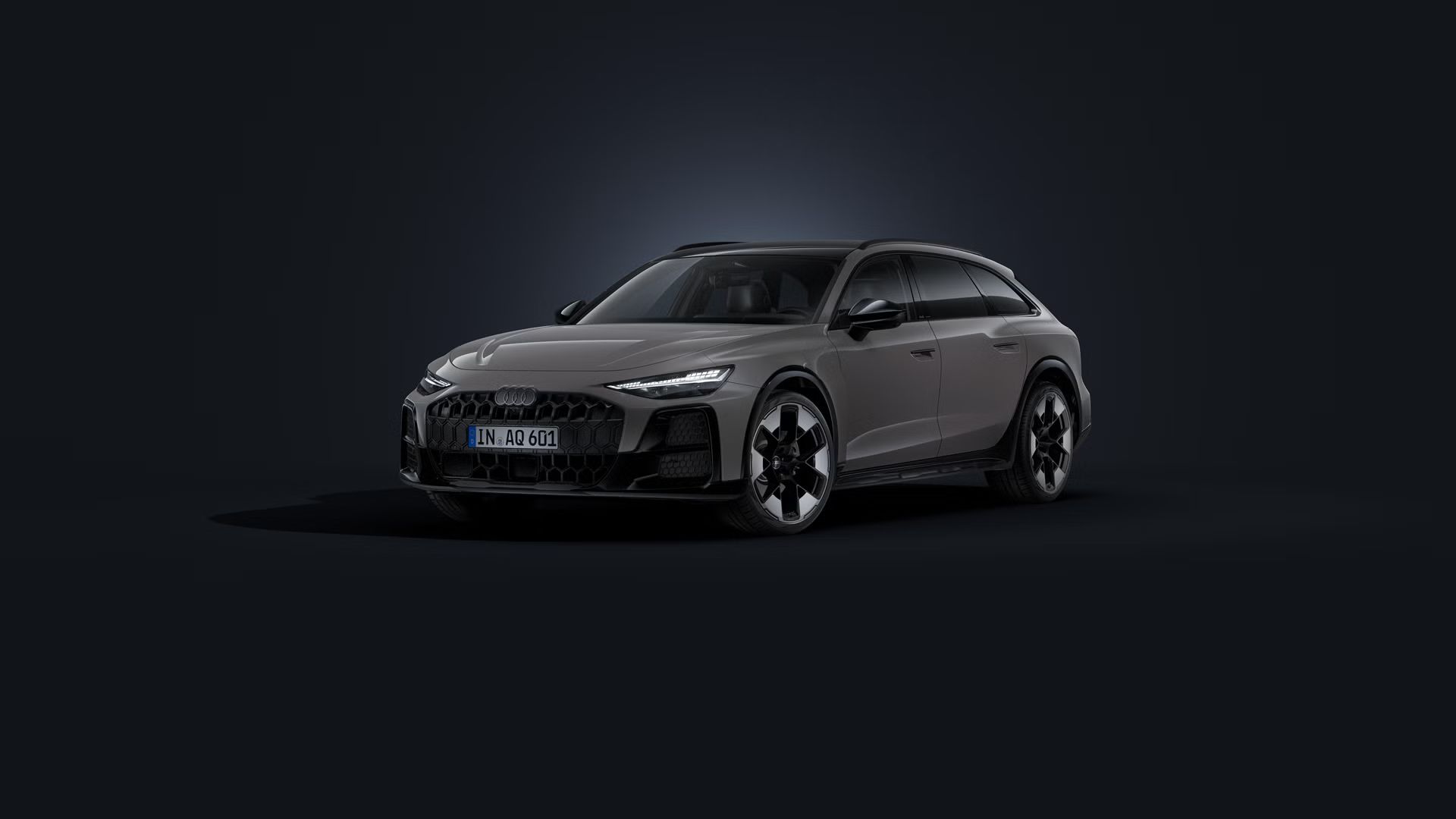 Audi A6 allroad v šikmom pohľade spredu na tmavom pozadí.