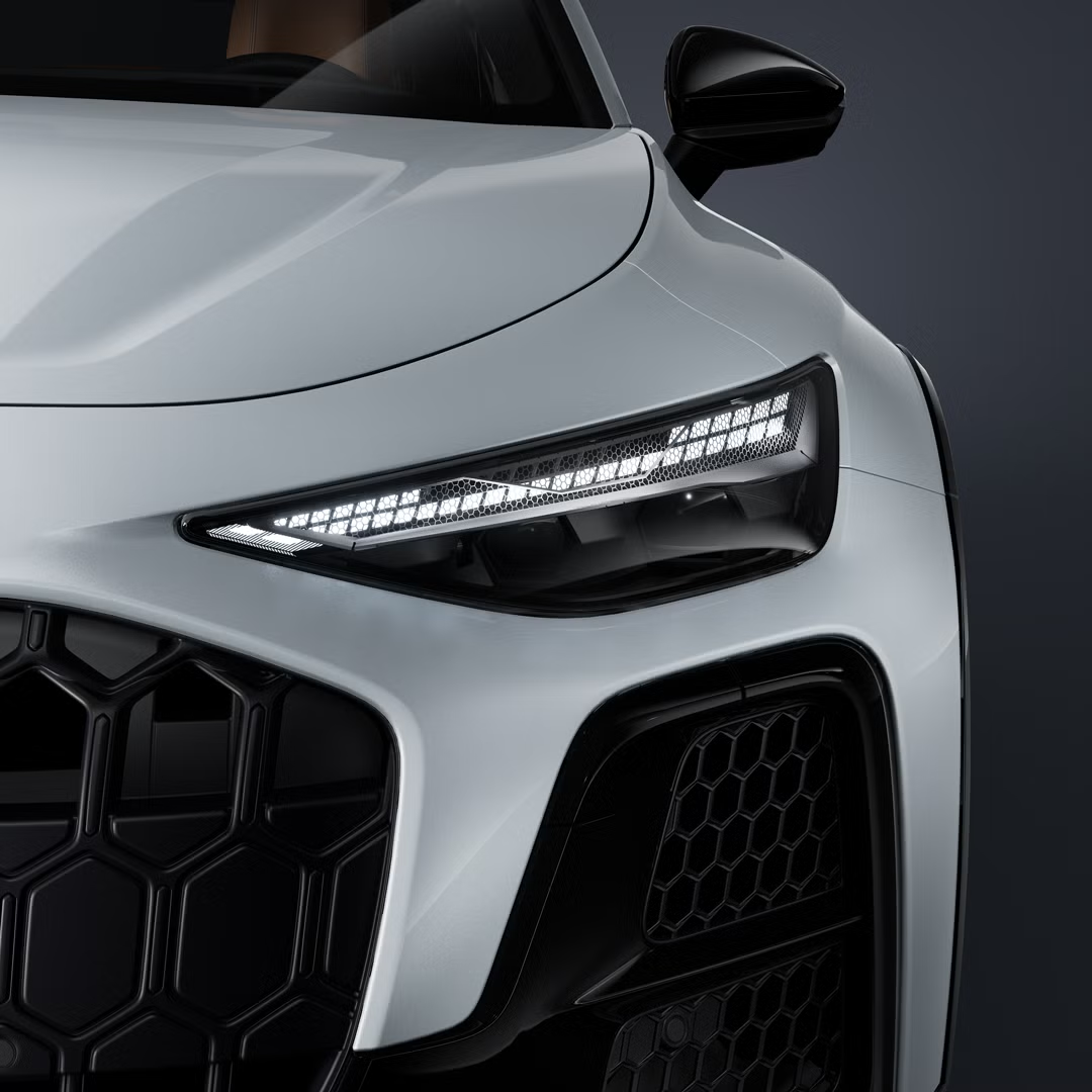 Detailný záber na ľavý Matrix LED svetlomet modelu Audi A6 allroad e-hybrid.