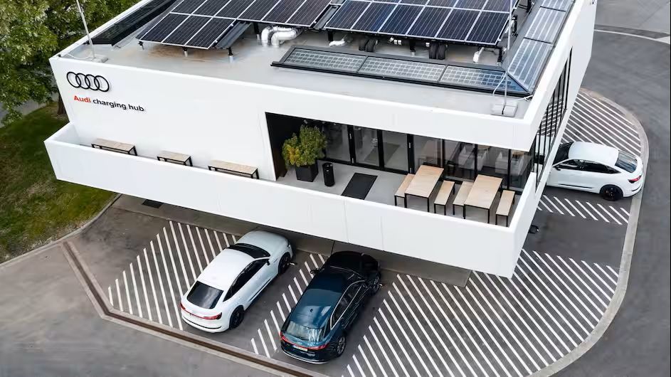 Budova Audi charging hub Gebäude fotená zhora