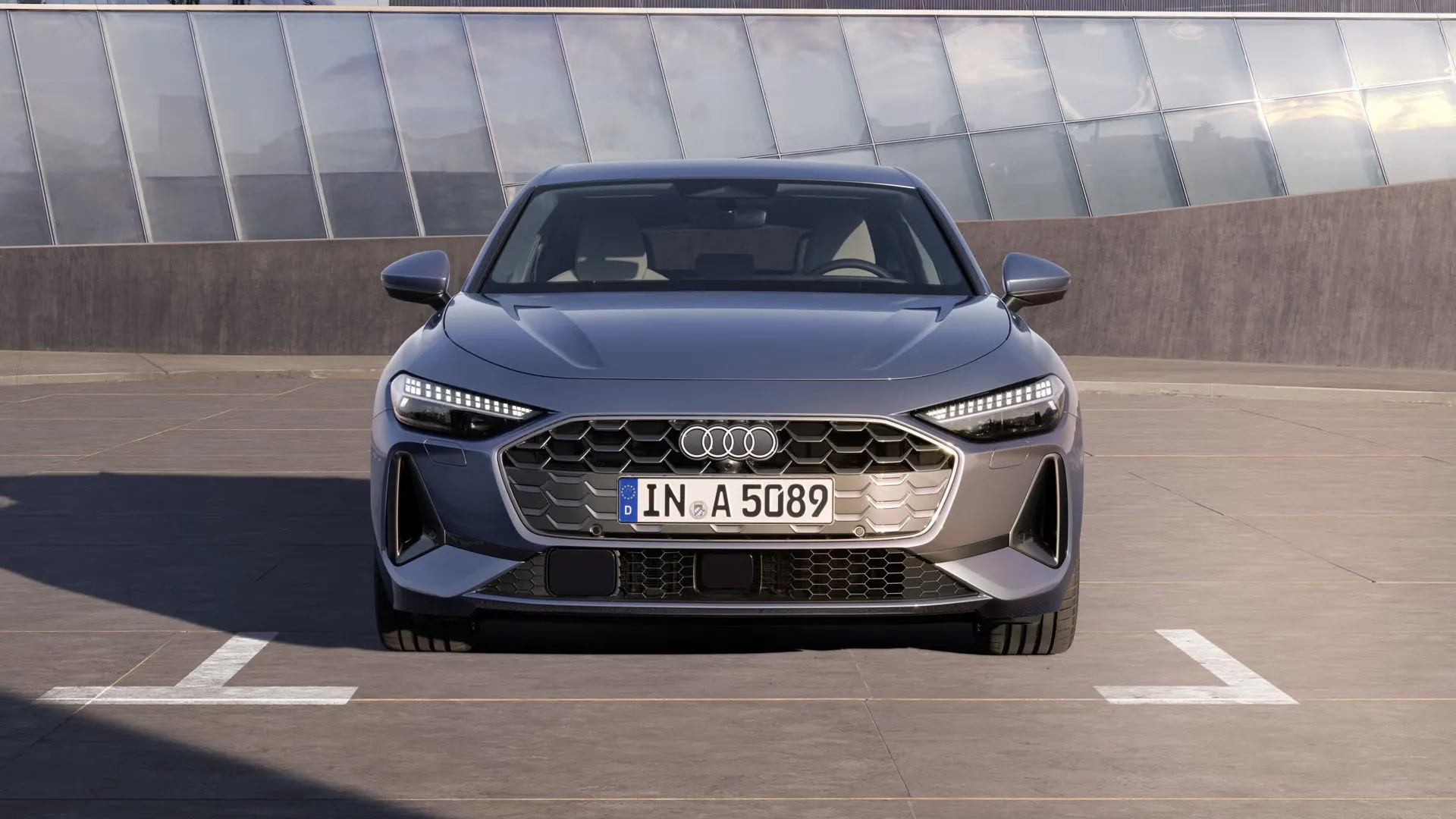 A5 Limuzína stojí na parkovisku. Pohľad na predné partie vozidla.