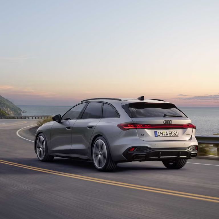 Dynamische Heckansicht des Audi A5 Avant