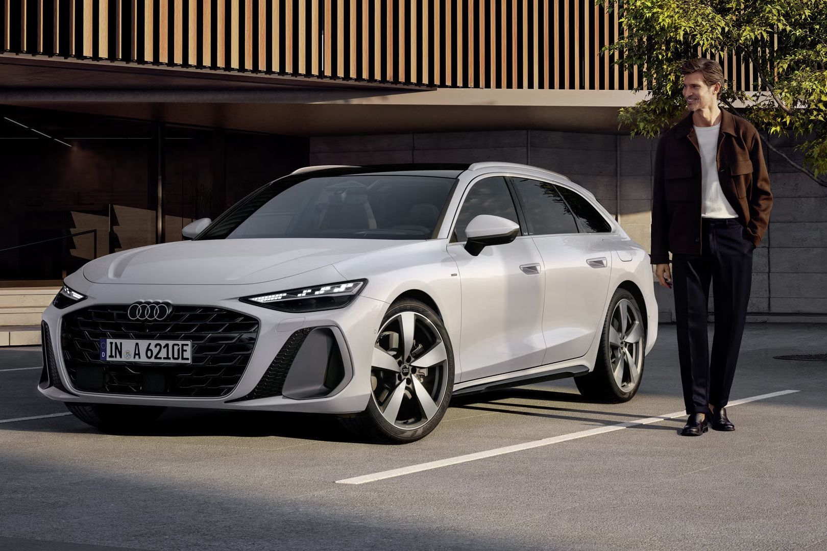 Bočný pohľad na prednú časť bieleho Audi A6 Avant e-hybrid