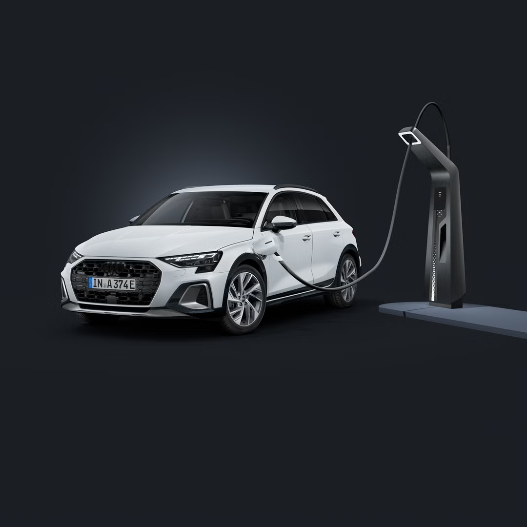 Audi A3 allstreet e-hybrid čelného pohľadu na tmavom pozadí, pripojené k modernej nabíjacej stanici. 