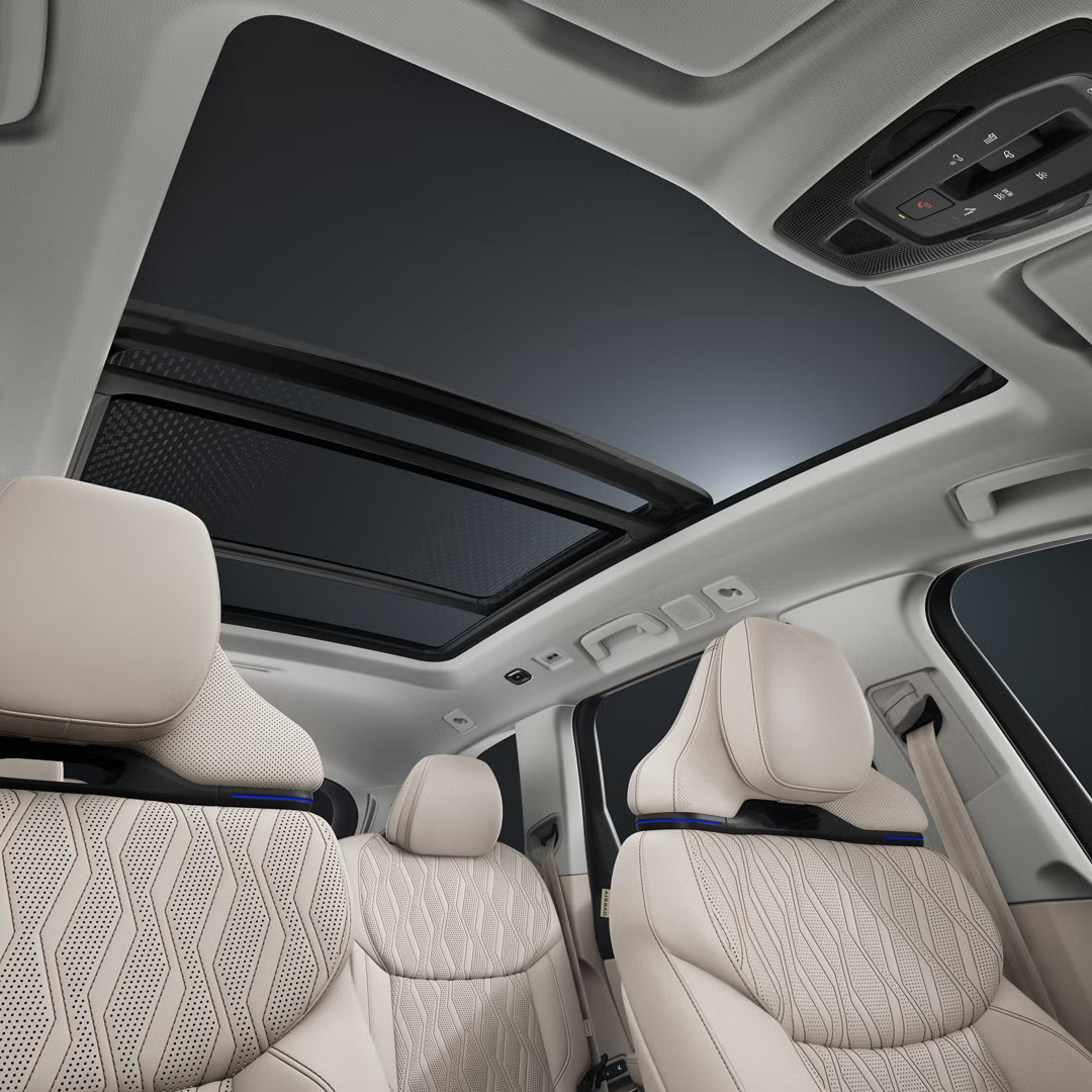 Pohľad zo strany spolujazdca na interiér Audi Q7 SUV so zameraním na panoramatické posuvné strešné okno.