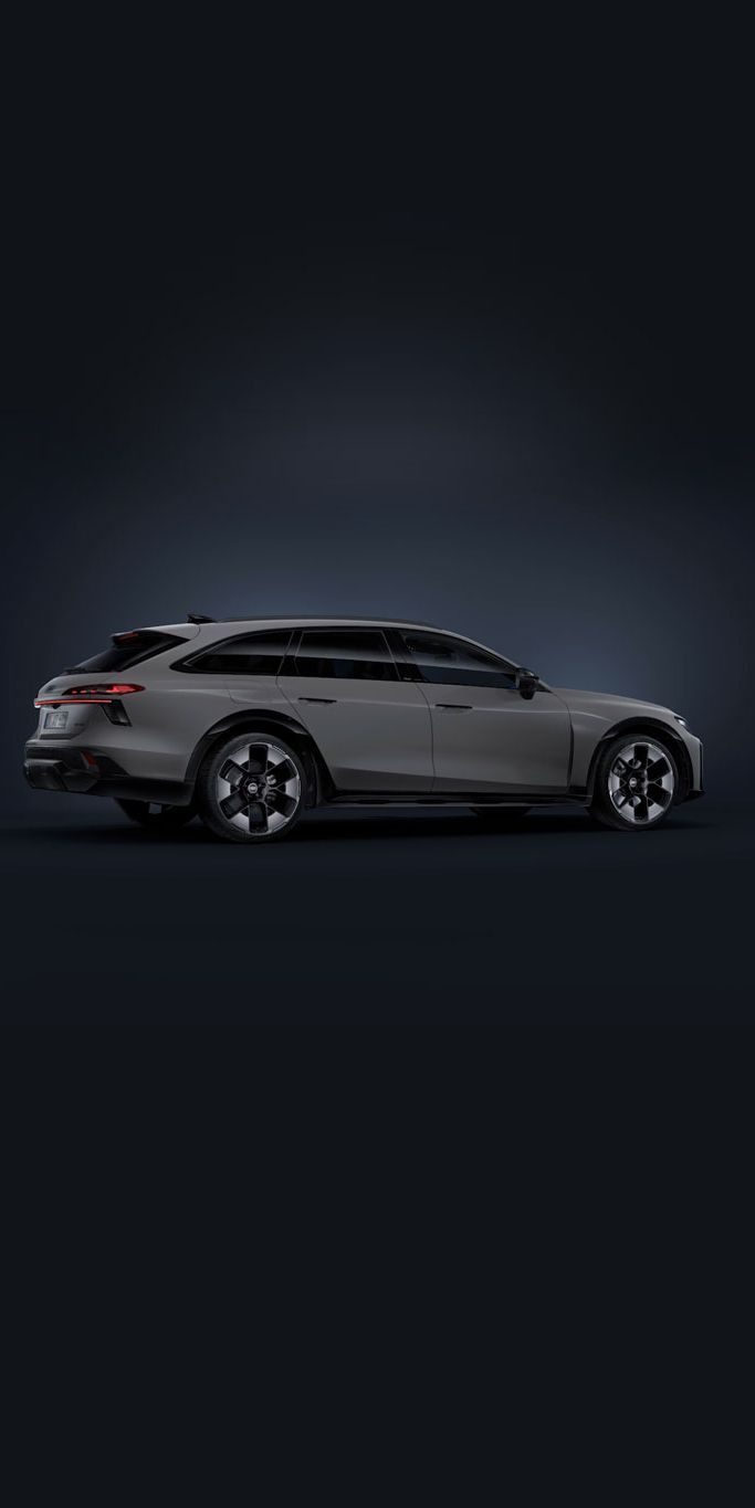 Audi A6 allroad v šikmom pohľade zozadu na tmavom pozadí.