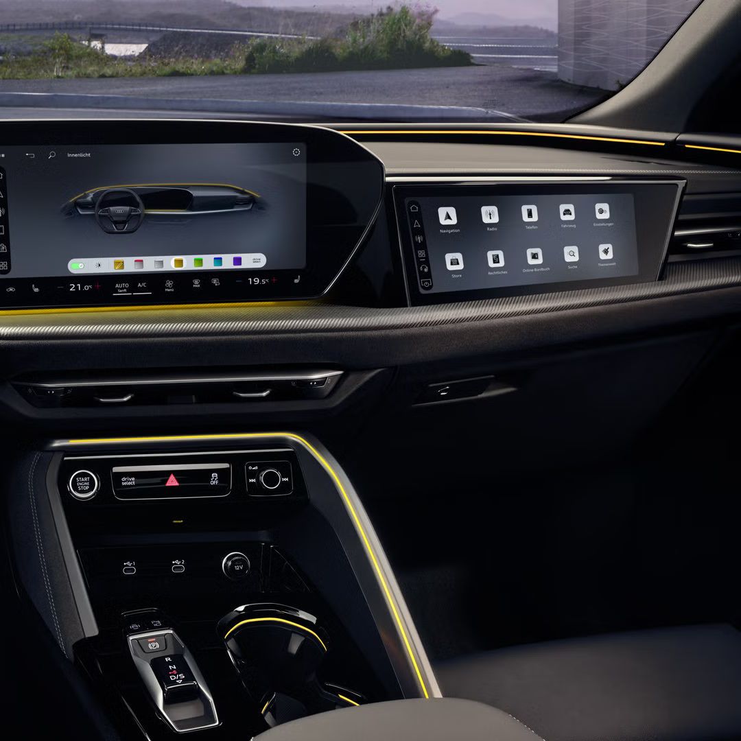 Pohľad z perspektívy vodiča na prístrojový panel a displeje modelu Q5 Sportback.