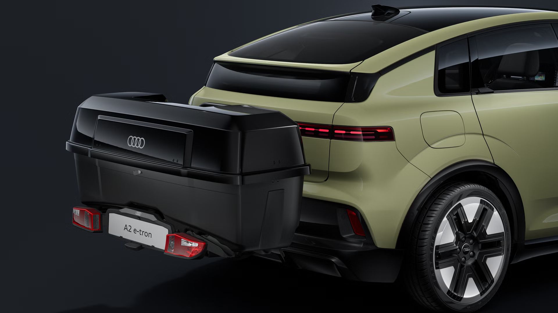 Detailný záber zadnej časti Audi A2 e-tron s namontovaným boxom na ťažné zariadenia, odfotený šikmo zozadu.