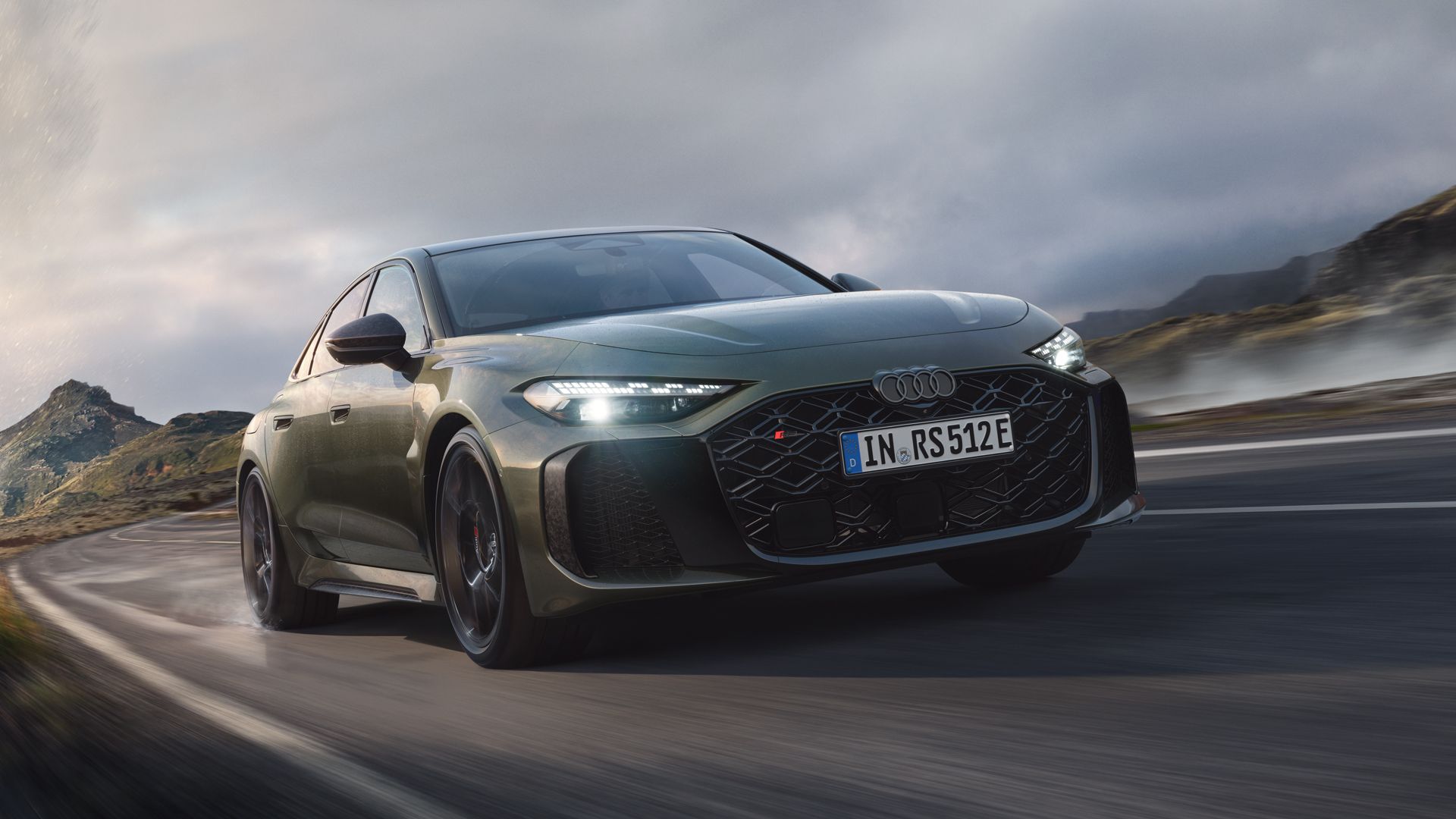 RS 5 Limousina šikmo z prednej strany počas jazdy po horskej ceste.