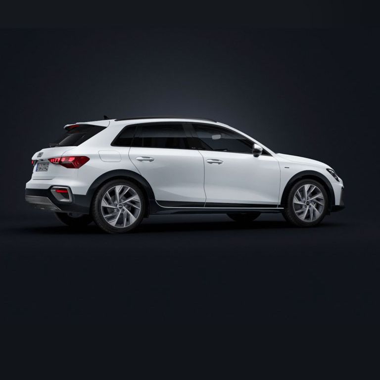 Audi A3 allstreet e-hybrid na tmavom pozadí. 