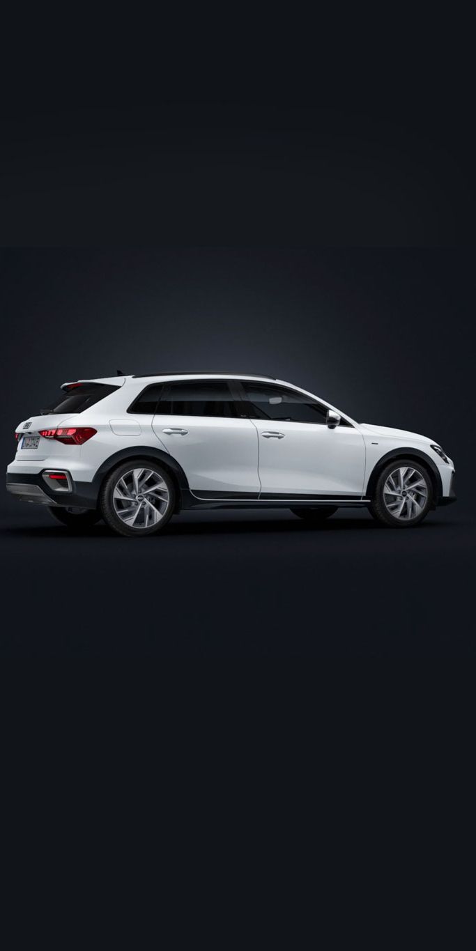 Audi A3 allstreet e-hybrid na tmavom pozadí. 