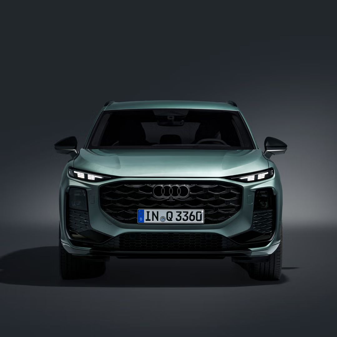 Audi Q3 SUV z pohľadu spredu so zameraním na veľkú masku chladiča Audi Singleframe.