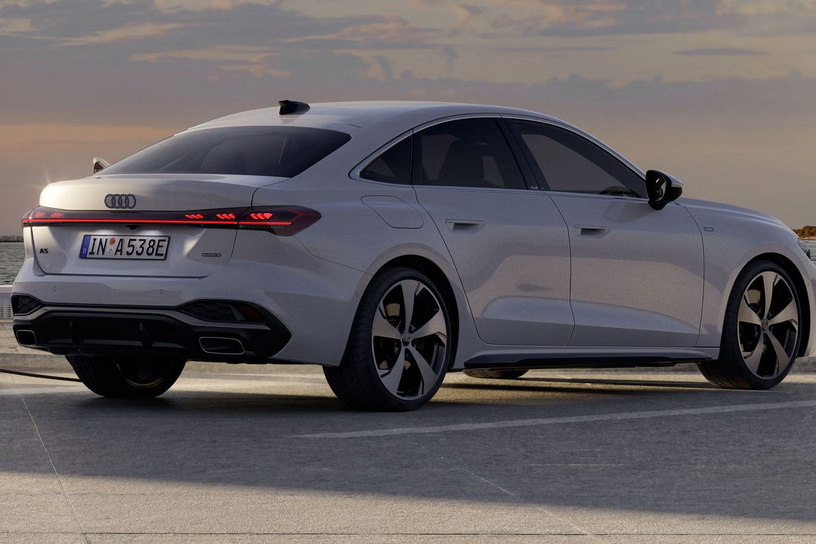 Bočný pohľad na zadnú časť Audi A5 Limuzína e-hybrid