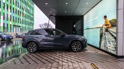 Bočný pohľad na model Audi, ktorý sa nabíja na nabíjacej stanici Audi charging hub