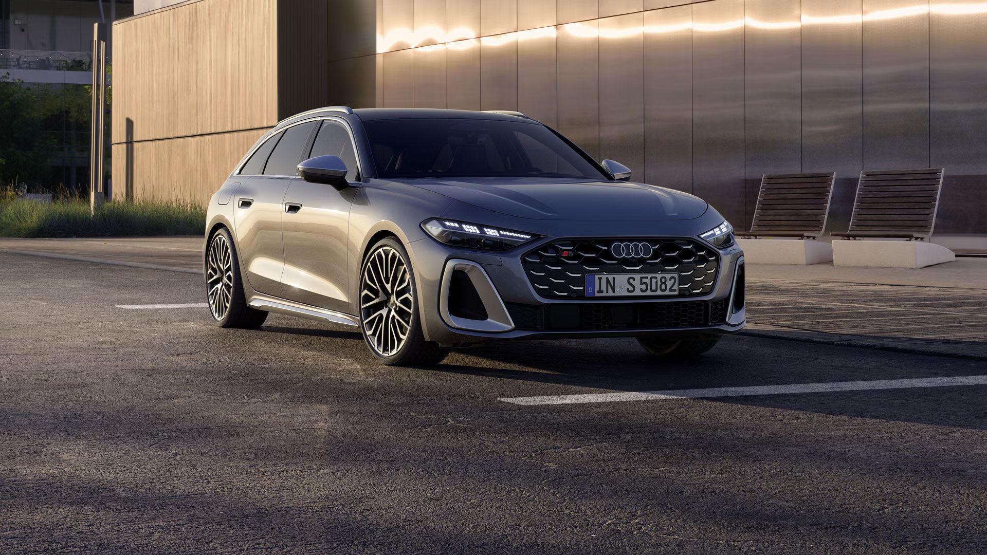 S5 Avant stojí na parkovisku pred budovou, fotografovaný zľava spredu.