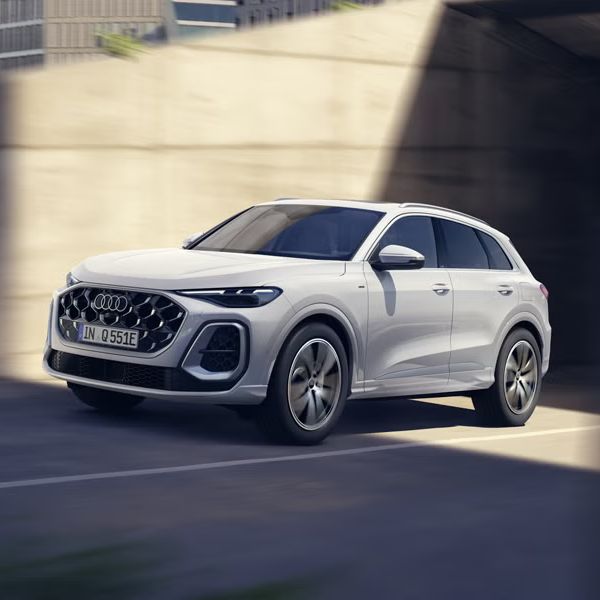 Pohľad na Audi Q5 SUV e-hybrid počas dynamickej jazdy po ceste.