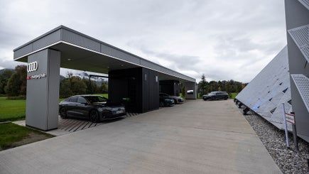Audi charging hub s vozidlami, ktoré sa nabíjajú