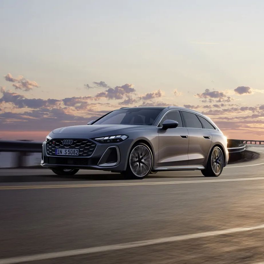 Audi S5 Avant jazdí po ceste pri pobreží. V pozadí je vidieť mraky osvetlené zapadajúcim slnkom.