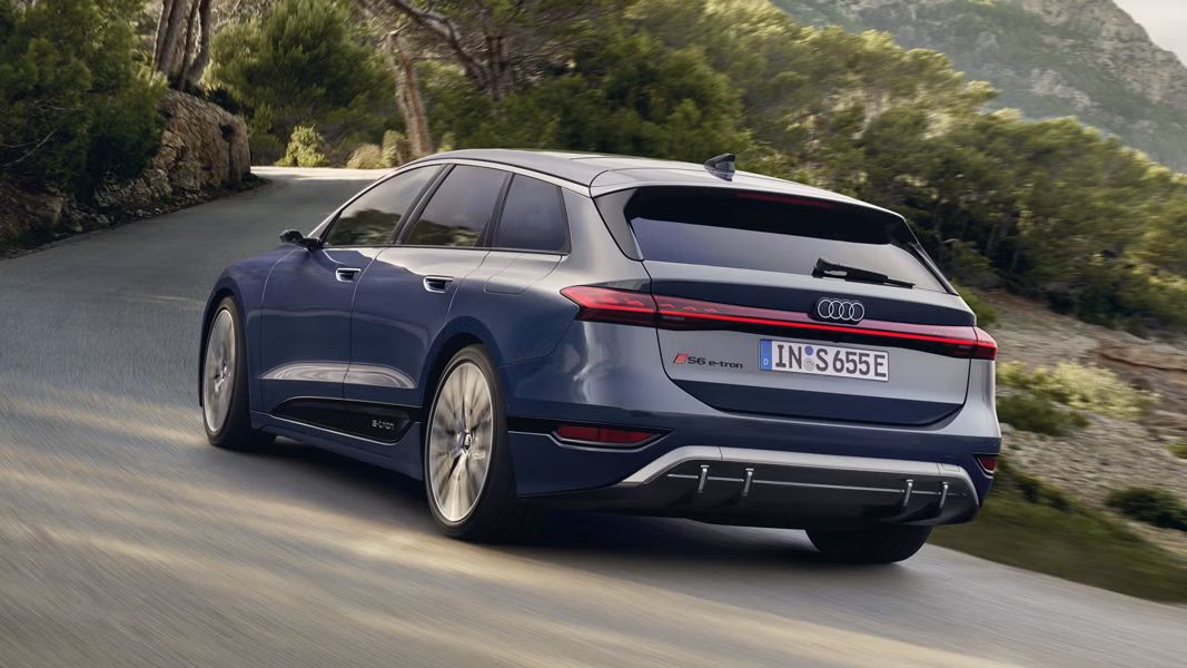 Dynamický pohľad na zadné partie vozidla Audi S6 Avant e-tron