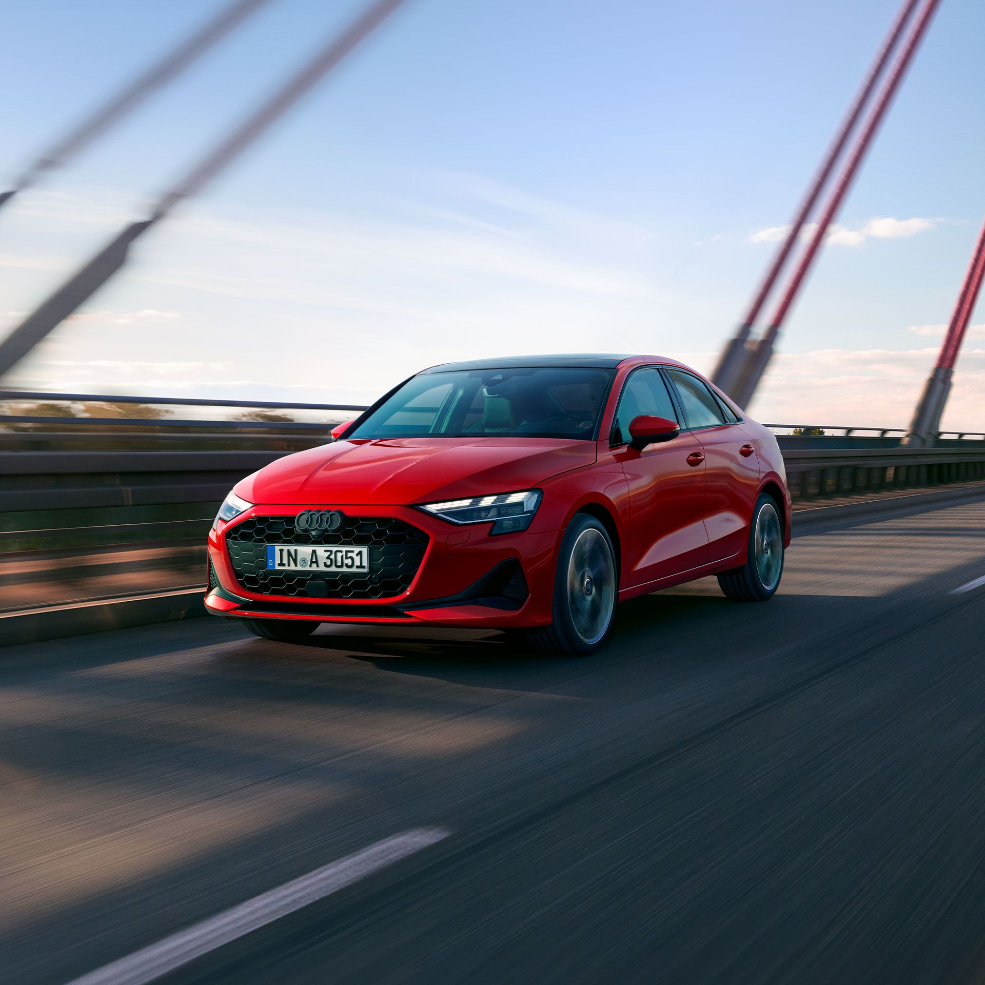 Audi A3 Limuzína z čelného pohľadu počas jazdy po moste.
