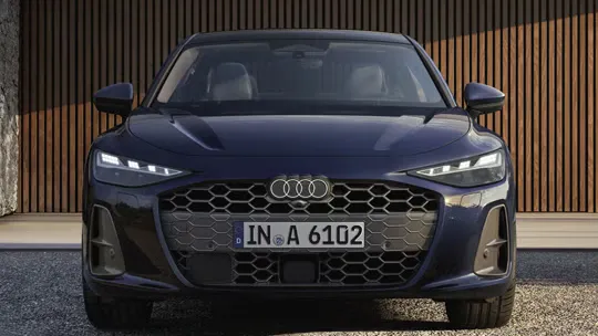 Pohľad na predné partie modrého Audi A6 Limuzína.