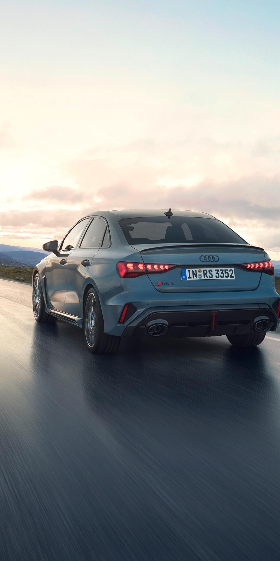 Dynamische Heckansicht der Audi RS 3 Limousine