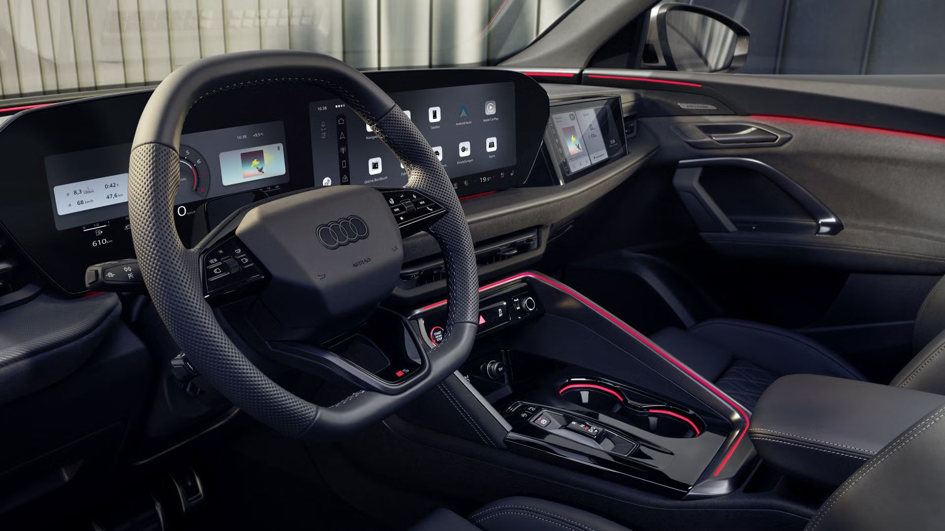 Pohľad na miesto vodiča v modeli SQ5 Sportback cez okno vodiča. Vidieť sú rôzne displeje Audi virtual cockpit, ako aj červené ambientné osvetlenie.