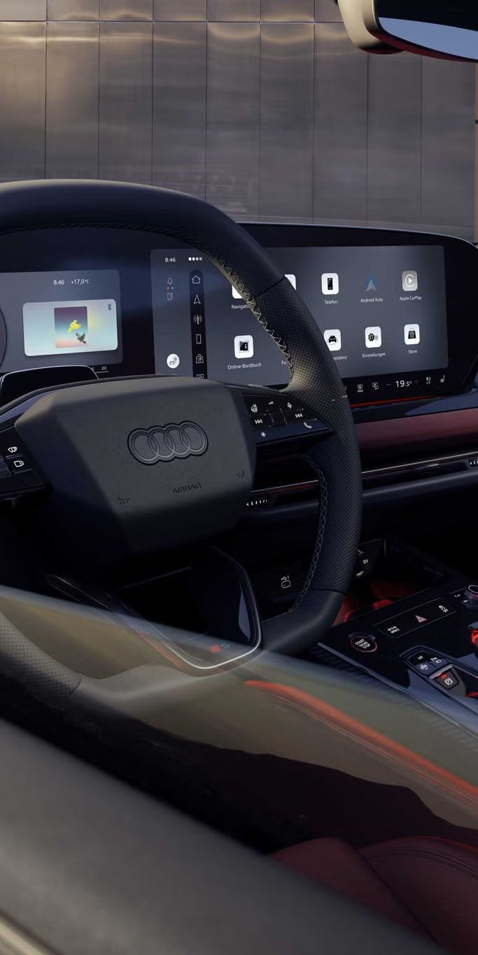 Innenraum und Cockpit des S5 Avant aus der Perspektive des Fahrerfensters. Der Innenraum leuchtet in rotem Ambiente Licht. 