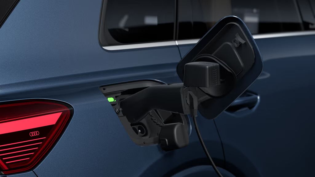 Záber zblízka z pravej zadnej strany na otvorený nabíjací konektor SUV Q4 e-tron.