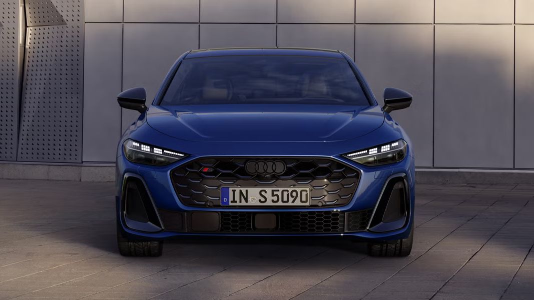 Pohľad na predné partie modrého Audi S5 Limuzína