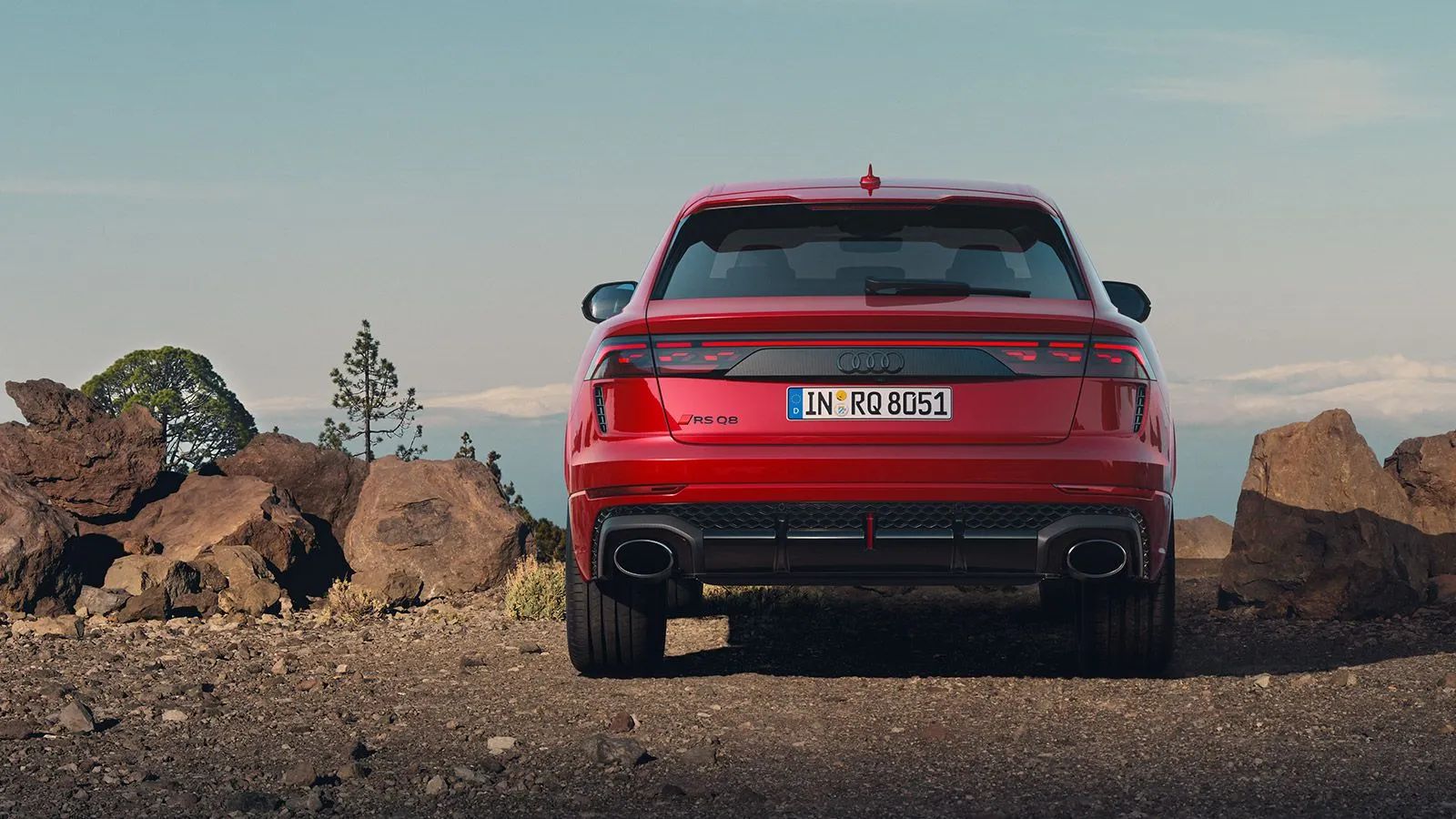 Audi RS Q8 SUV na štrkovom odpočívadle. Pohľad na zadné partie.