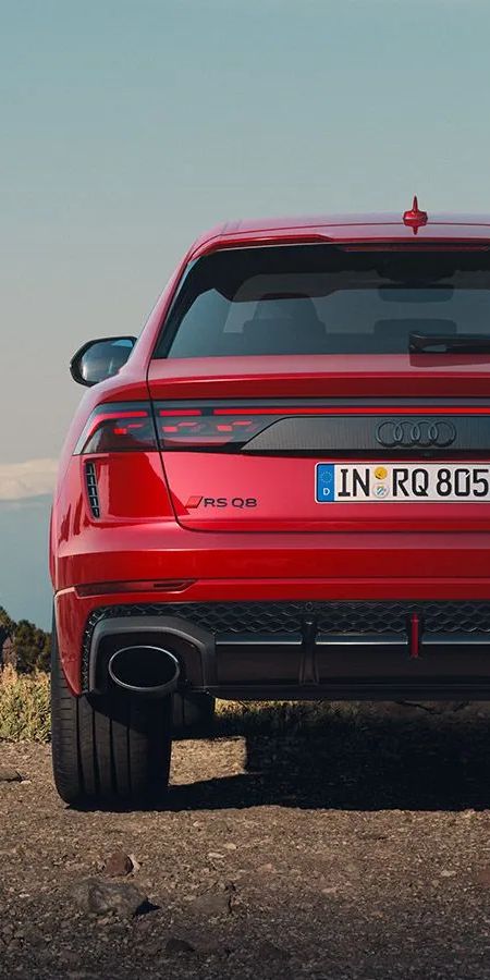 Audi RS Q8 SUV na štrkovom odpočívadle. Pohľad na zadné partie.
