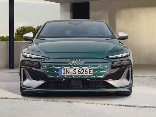 Audi S6 Sportback e-tron zaparkovaný pred rodinným domom.