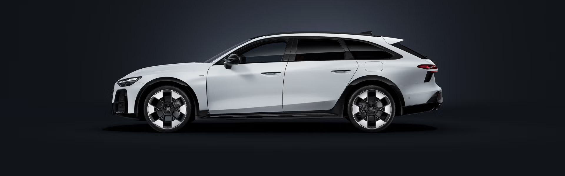 Audi A6 allroad e-hybrid z boku na tmavom pozadí.
