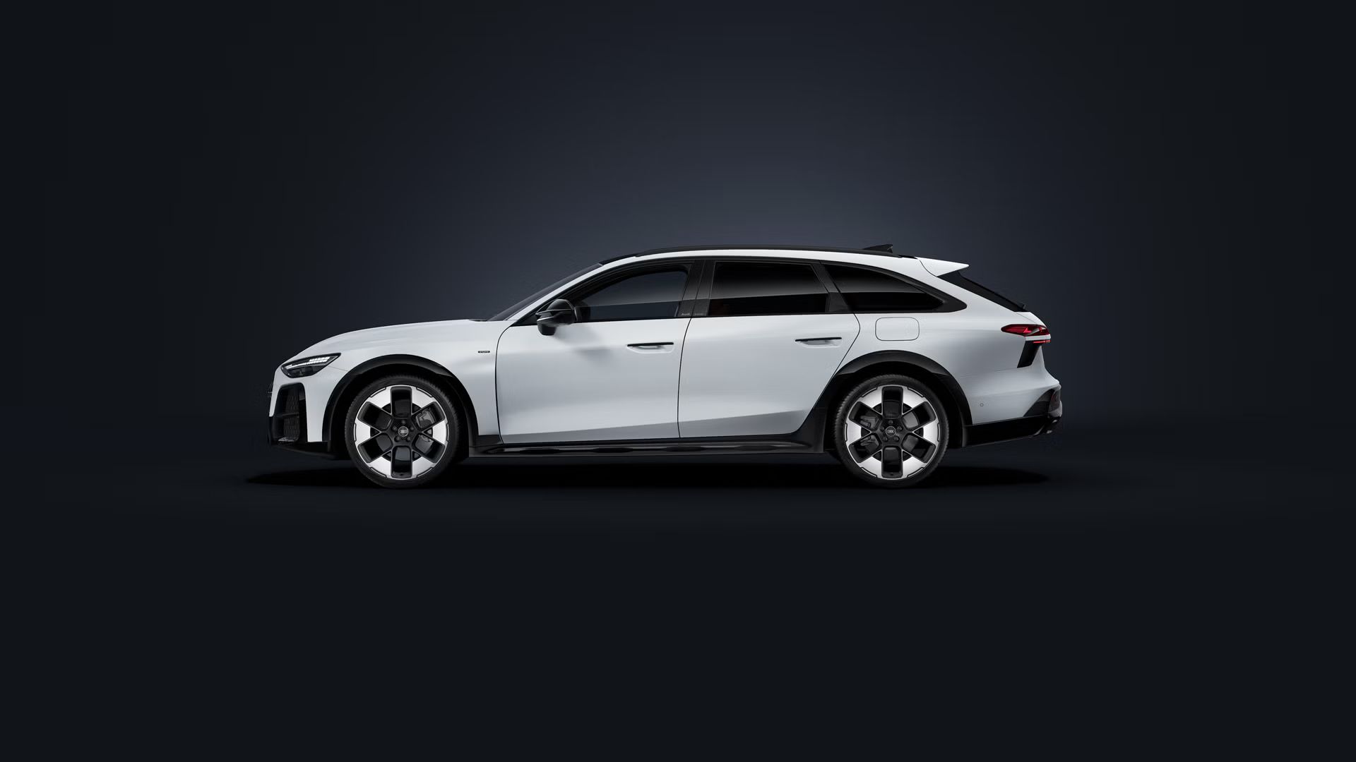 Audi A6 allroad e-hybrid z boku na tmavom pozadí.