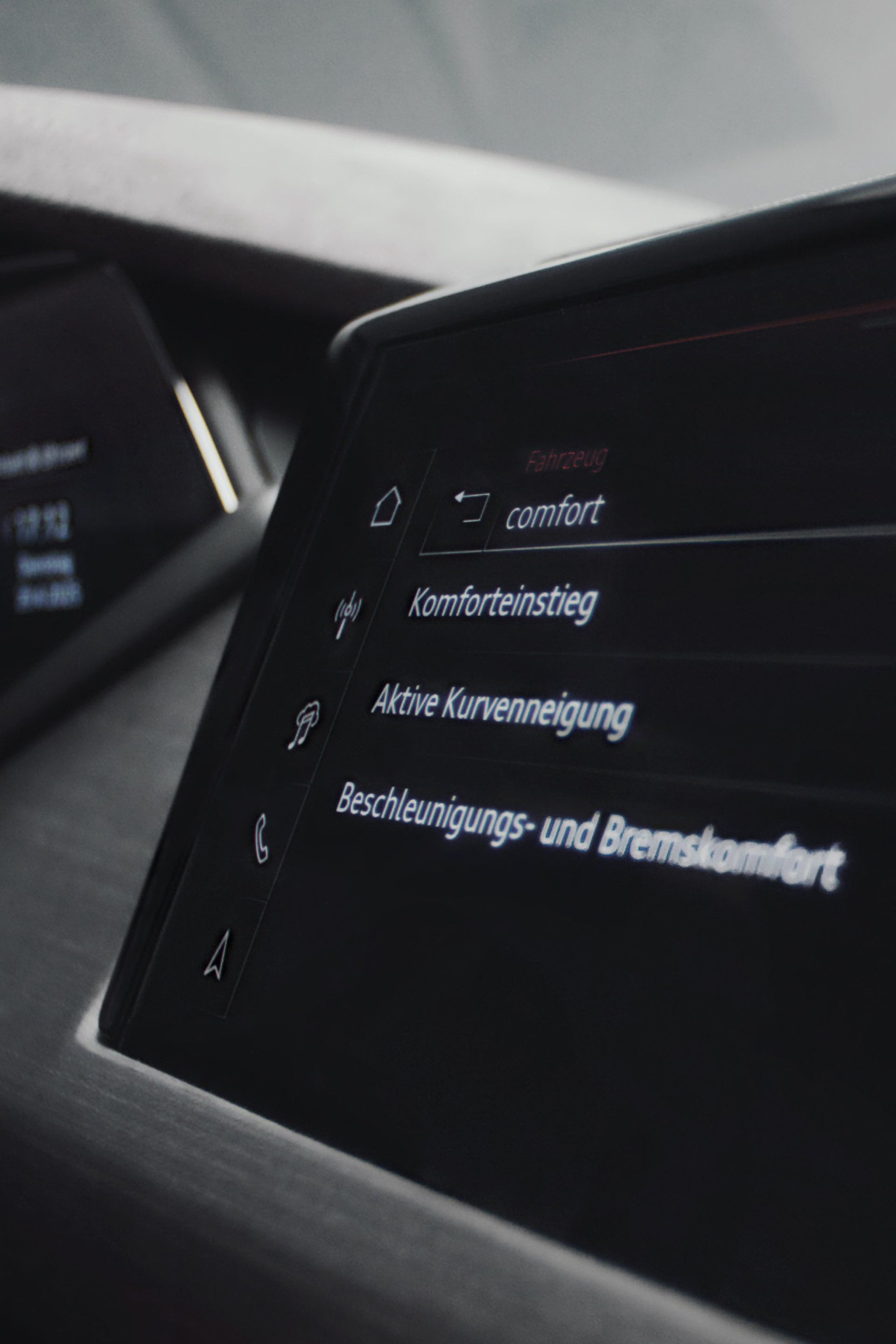 Detail na displej systému MMI so zobrazením doplnkových funkcií aktívneho podvozka v Audi e-tron GT.