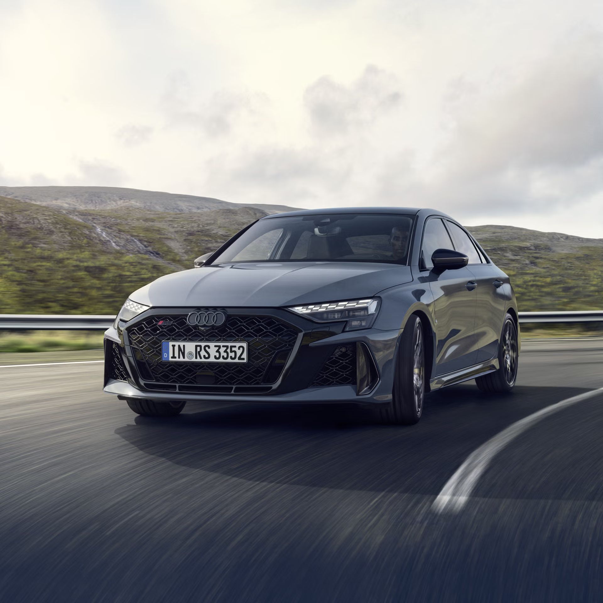 Audi RS 3 Limuzína prechádza zákrutou na horskej ceste.