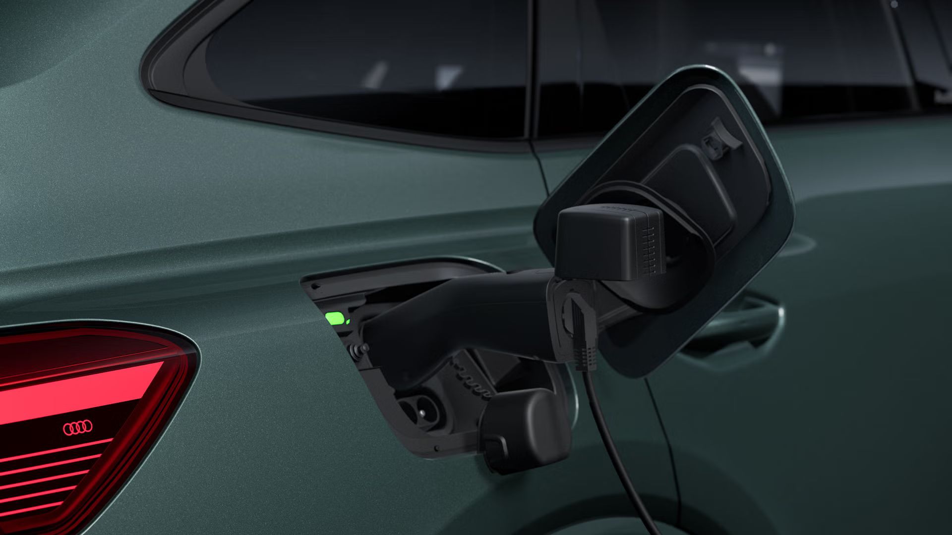 Detail na otvorenú zásuvku na nabíjanie modelu Q4 Sportback e-tron.