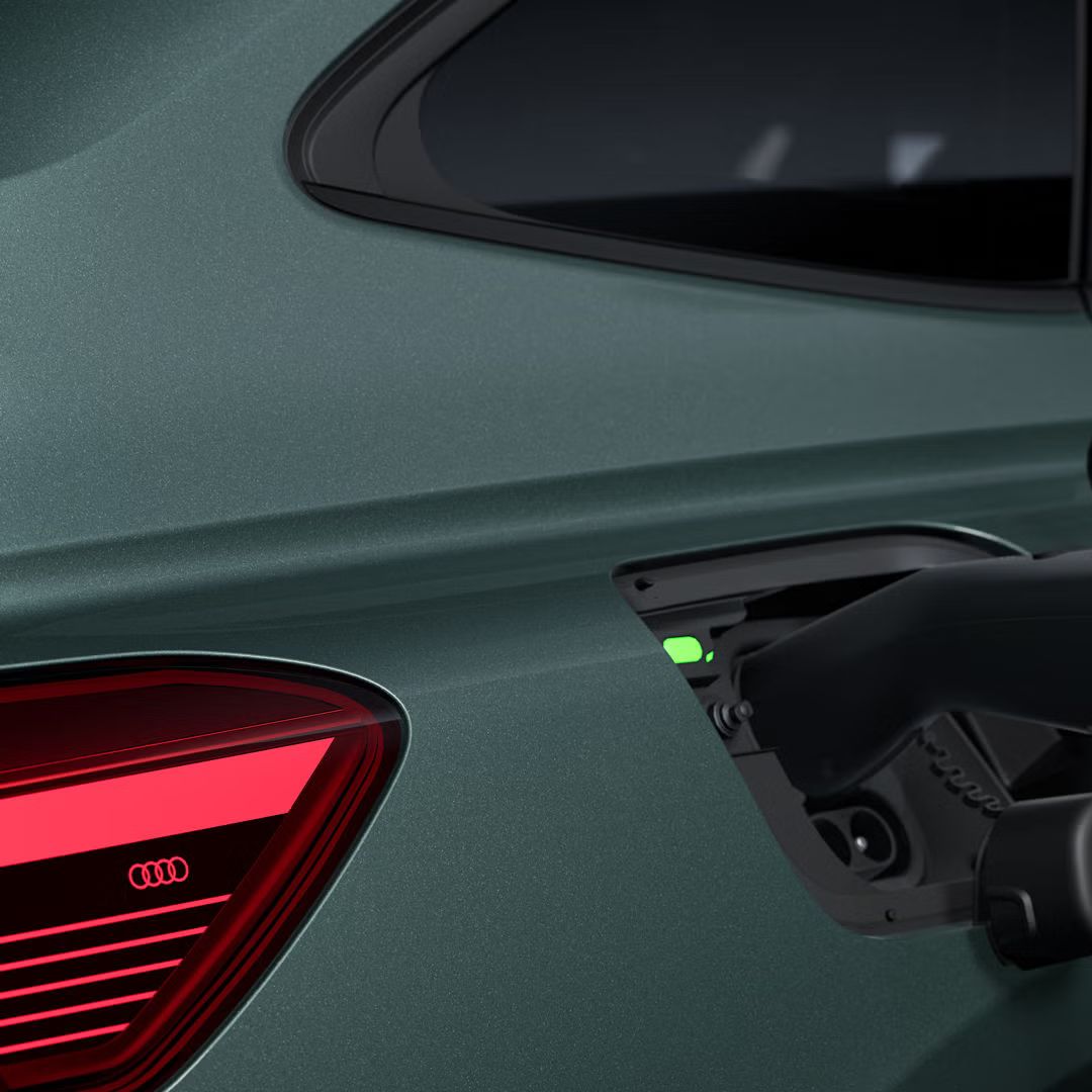 Detail na otvorenú zásuvku na nabíjanie modelu Q4 Sportback e-tron.