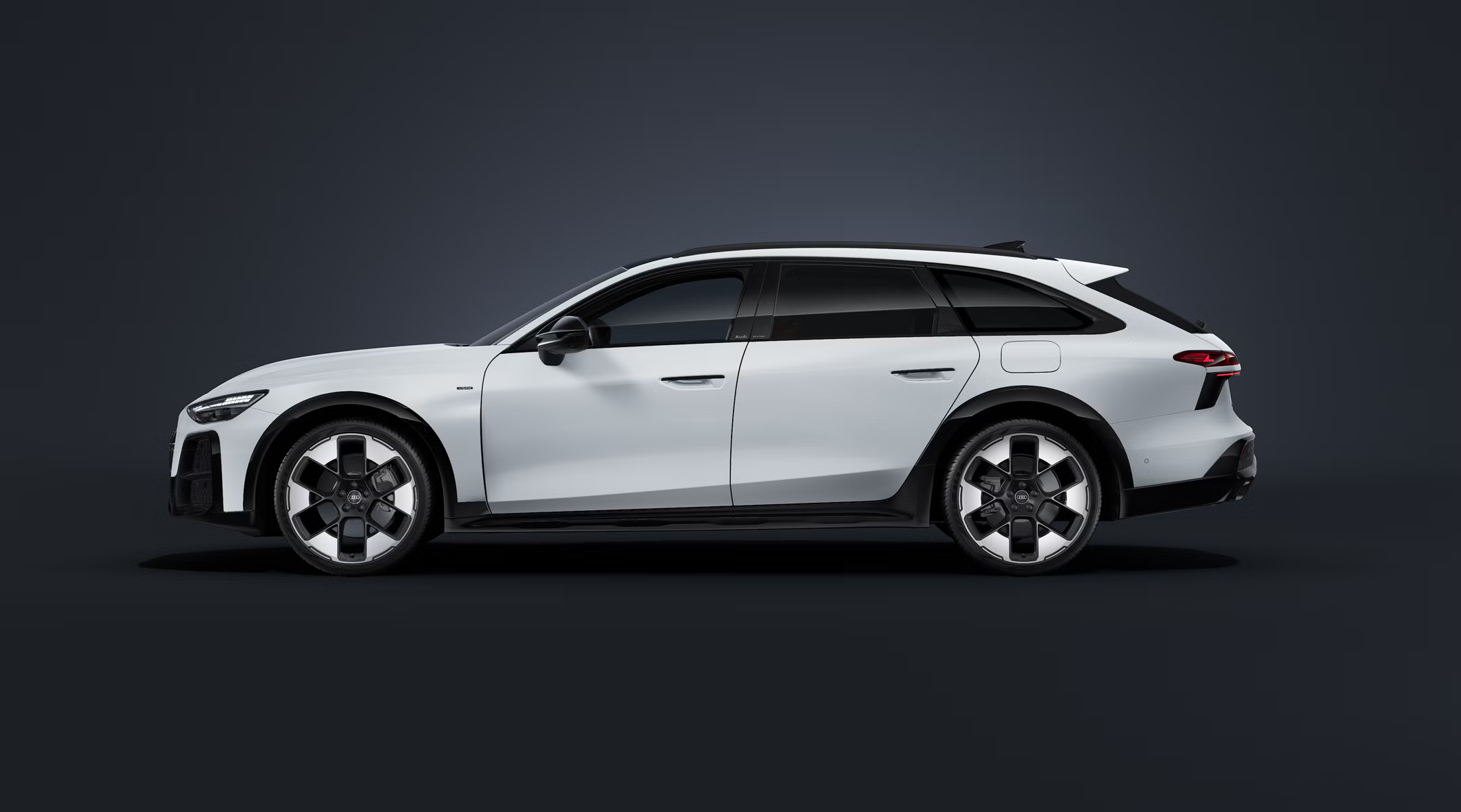 Audi A6 allroad e-hybrid z boku na tmavom pozadí.