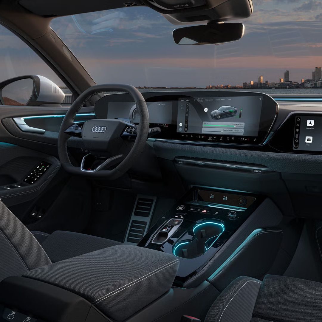 Pohľad do interiéru Audi A5 Limuzína e-hybrid. Okrem iného vidieť panoramatické displeje a ambientné osvetlenie.