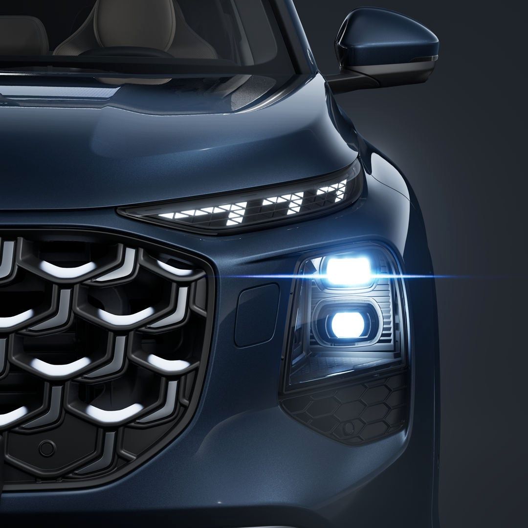 Detail na predný ľavý LED svetlomet Audi Q7 SUV.
