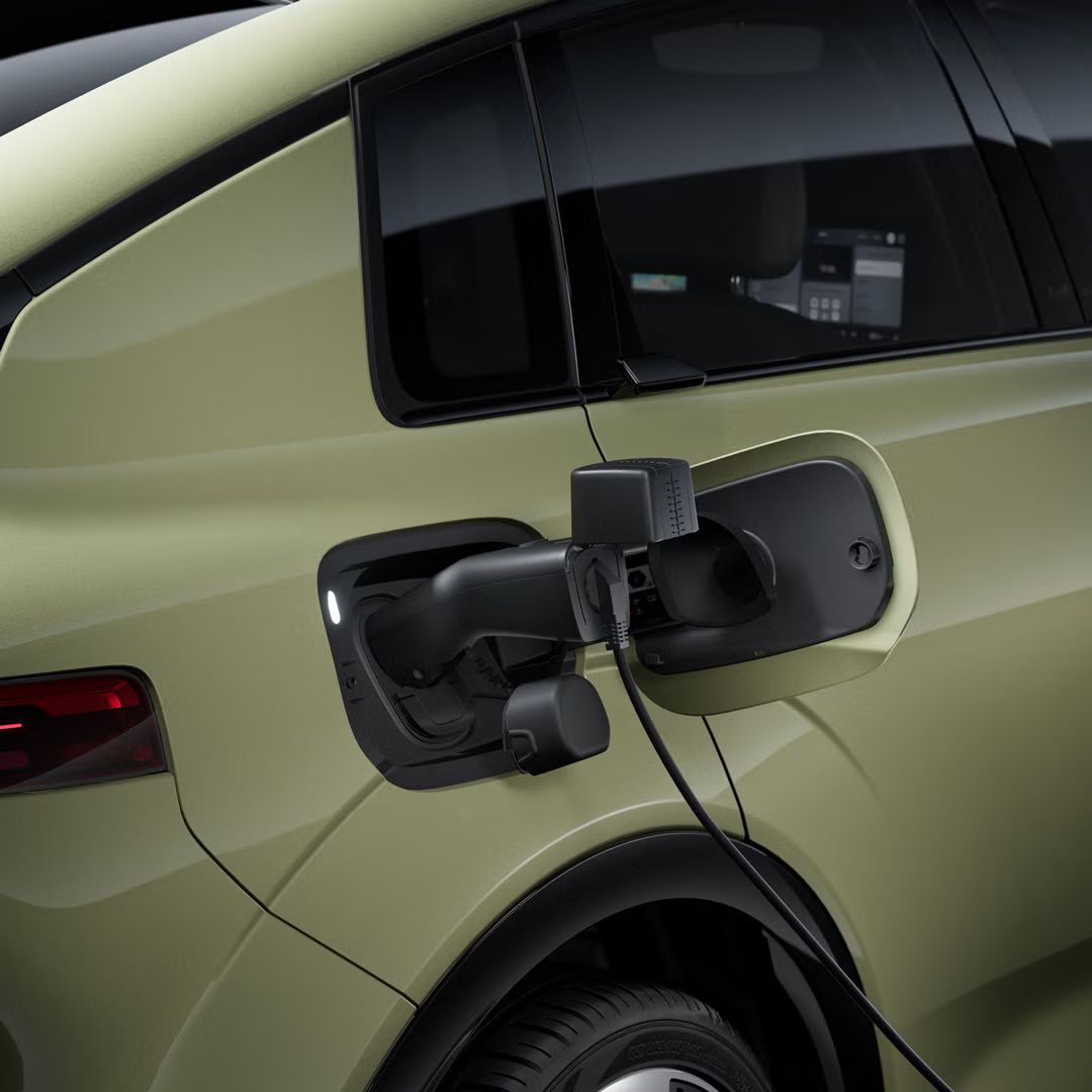 Detailný záber na Audi A2 e-tron zo zadnej strany sprava. Napájací kábel je pripojený k nabíjaciemu portu.