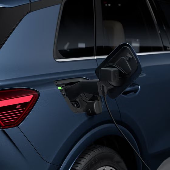 Pohľad zblízka z pravej zadnej strany na nabíjací konektor Q4 SUV e-tron.