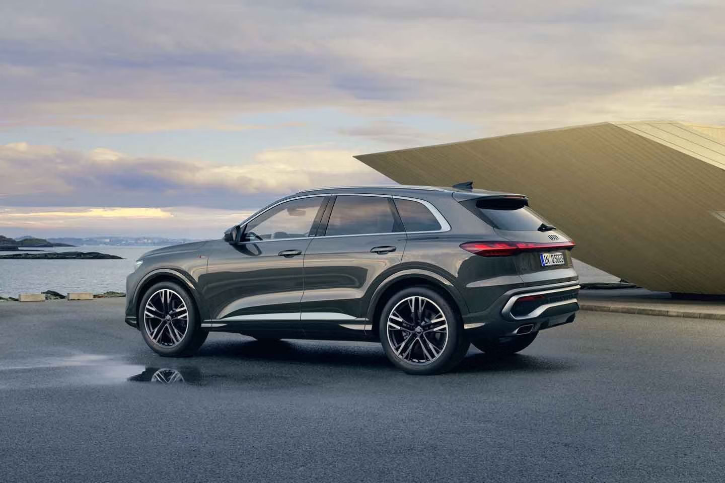 Audi Q5 SUV z bočného pohľadu zaparkované pri pobreží.