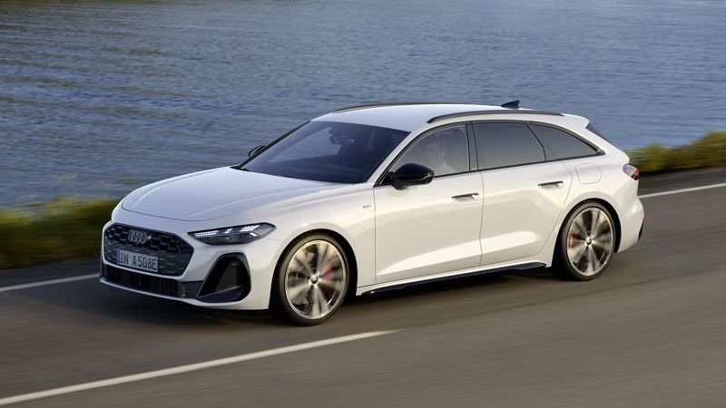 Dynamische Seitenansicht des Audi A5 Avant e-hybrid